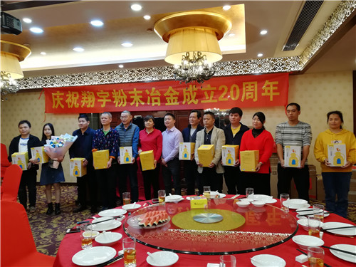 為第四季度生日的員工分發(fā)生日禮物 為第四季度生日的員工分發(fā)生日禮物