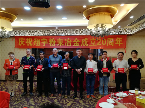 王經(jīng)理為入職滿5年以上員工頒發(fā)禮品 王經(jīng)理為入職滿5年以上員工頒發(fā)禮品